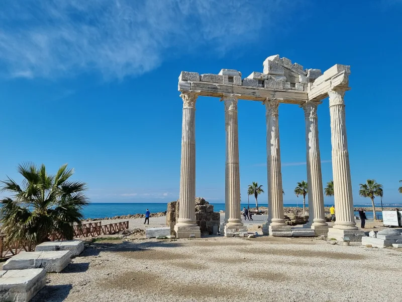 Le temple d'Apollon à Side — le coucher de soleil sur les colonnes corinthiennes
